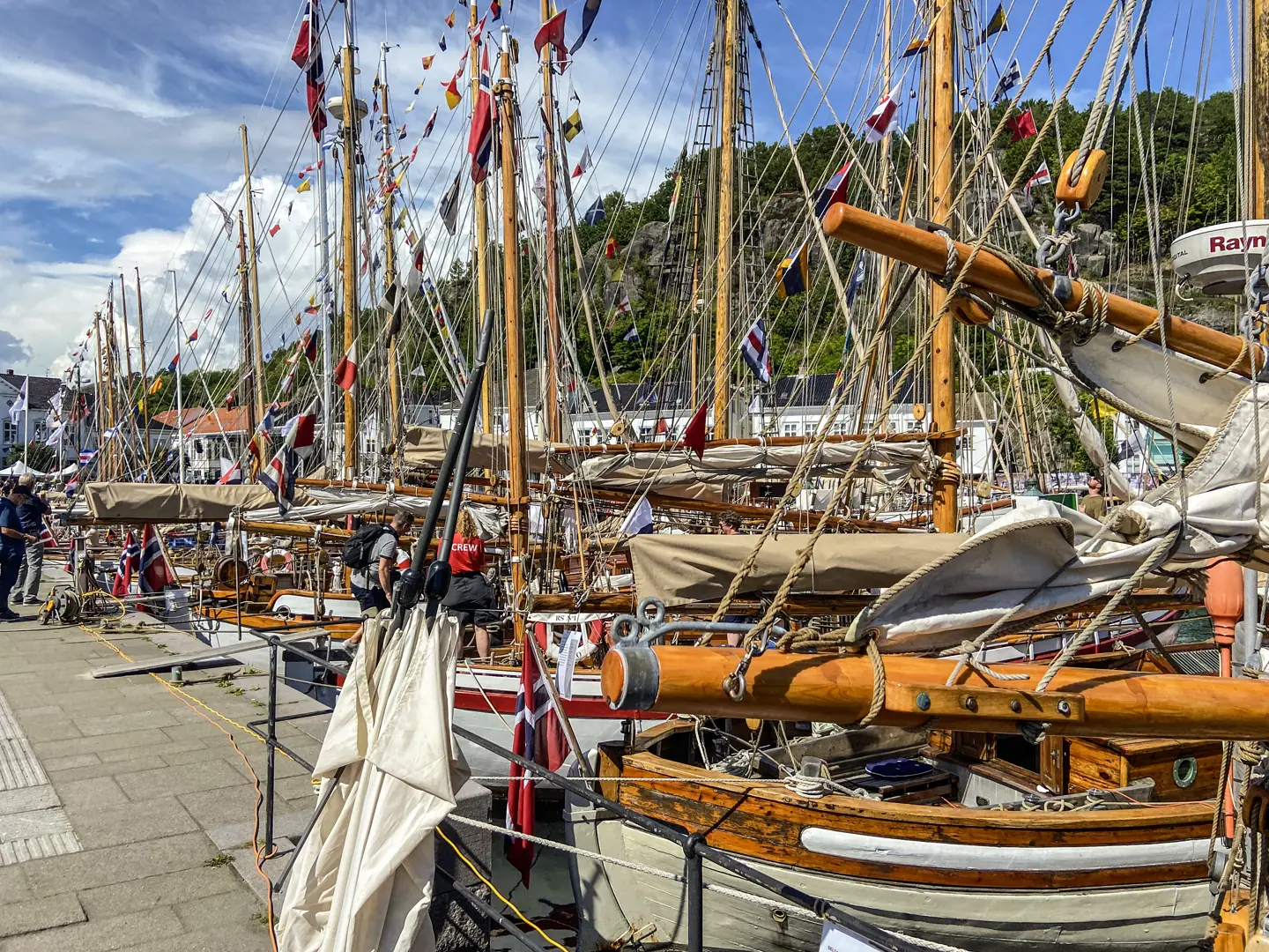 Trebåter med signalflagg i Risør havn under Trebåtfestivalen